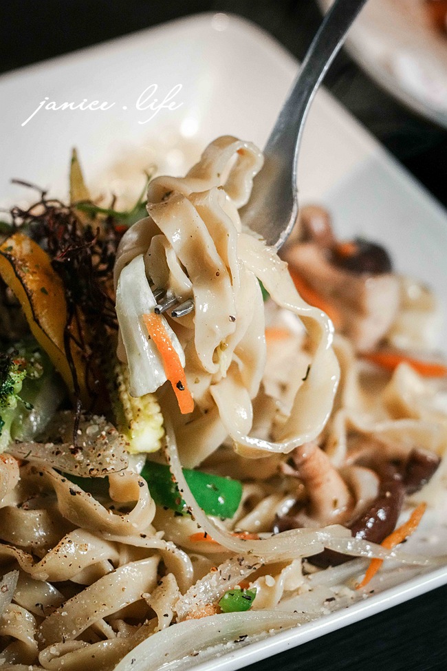 台南美食 谷麥麵食主題餐酒館 谷麥麵食餐酒 阿成製麵所 台南市中西區民權路一段182號 谷麥麵食餐酒訂位 谷麥麵食餐酒停車 潔妮食旅生活 台南義大利麵 台南約會餐廳 台南聚會餐廳 台南餐酒館 台南餐廳推薦 谷麥麵食餐酒菜單 野菜蕈菇香清炒