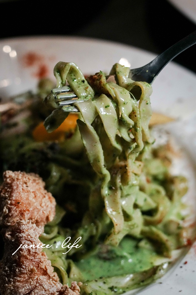 台南美食 谷麥麵食主題餐酒館 谷麥麵食餐酒 阿成製麵所 台南市中西區民權路一段182號 谷麥麵食餐酒訂位 谷麥麵食餐酒停車 潔妮食旅生活 台南義大利麵 台南約會餐廳 台南聚會餐廳 台南餐酒館 台南餐廳推薦 谷麥麵食餐酒菜單 青醬手工義大利麵佐唐揚雞