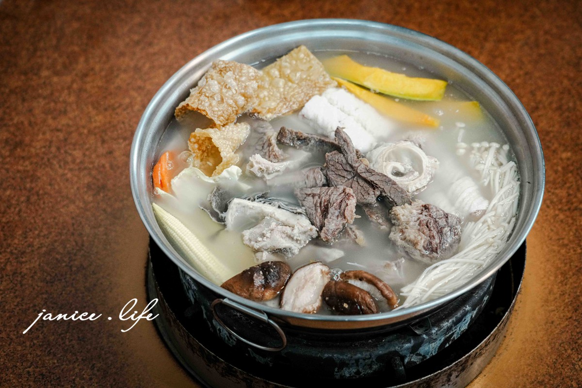 台東美食 台東市區美食餐廳推薦 台東旅遊 台東阿中牛肉湯 臺東縣台東市更生路539號 更生路美食 潔妮食旅生活 台東阿中牛肉湯菜單 溫體牛 魚冊 芥藍牛肉 醬燒牛肉 清燉牛肉麵