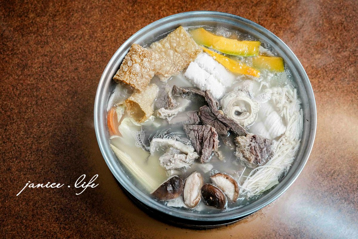 台東美食 台東市區美食餐廳推薦 台東旅遊 台東阿中牛肉湯 臺東縣台東市更生路539號 更生路美食 潔妮食旅生活 台東阿中牛肉湯菜單 溫體牛 魚冊 芥藍牛肉 醬燒牛肉 清燉牛肉麵