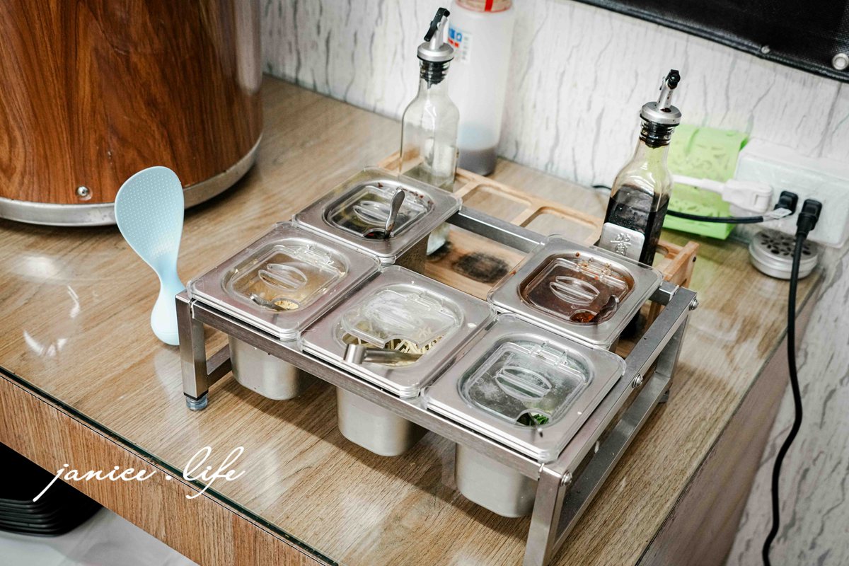 台東美食 台東市區美食餐廳推薦 台東旅遊 台東阿中牛肉湯 臺東縣台東市更生路539號 更生路美食 潔妮食旅生活 台東阿中牛肉湯菜單 溫體牛 魚冊 芥藍牛肉 醬燒牛肉 清燉牛肉麵