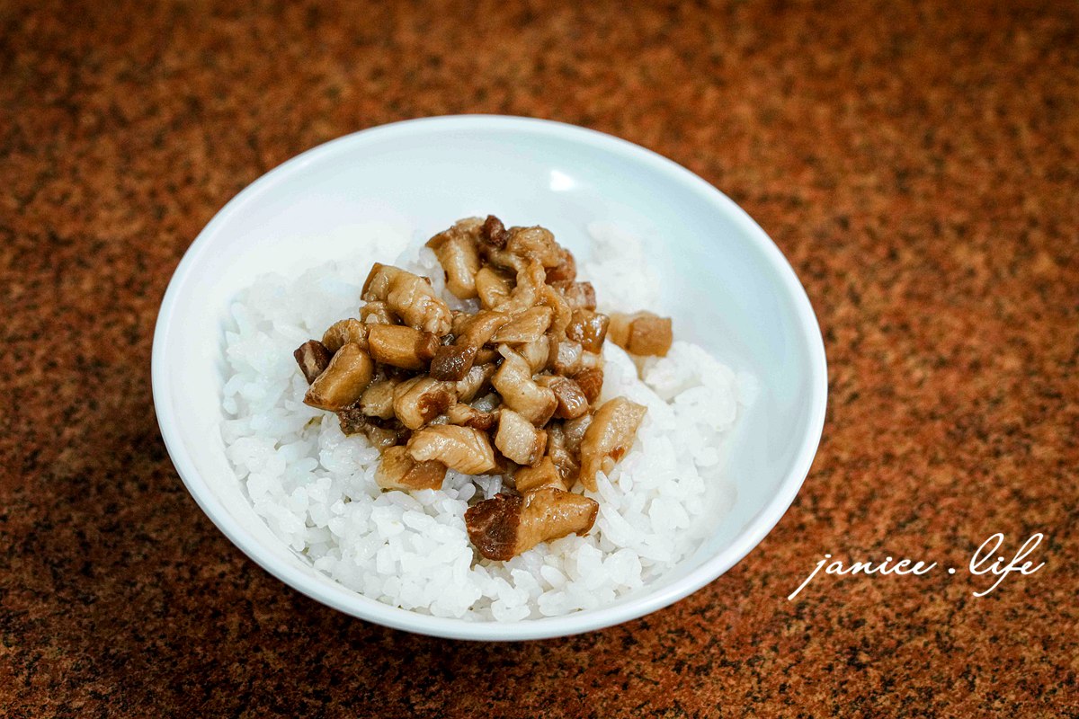 台東美食 台東市區美食餐廳推薦 台東旅遊 台東阿中牛肉湯 臺東縣台東市更生路539號 更生路美食 潔妮食旅生活 台東阿中牛肉湯菜單 溫體牛 魚冊 芥藍牛肉 醬燒牛肉 清燉牛肉麵