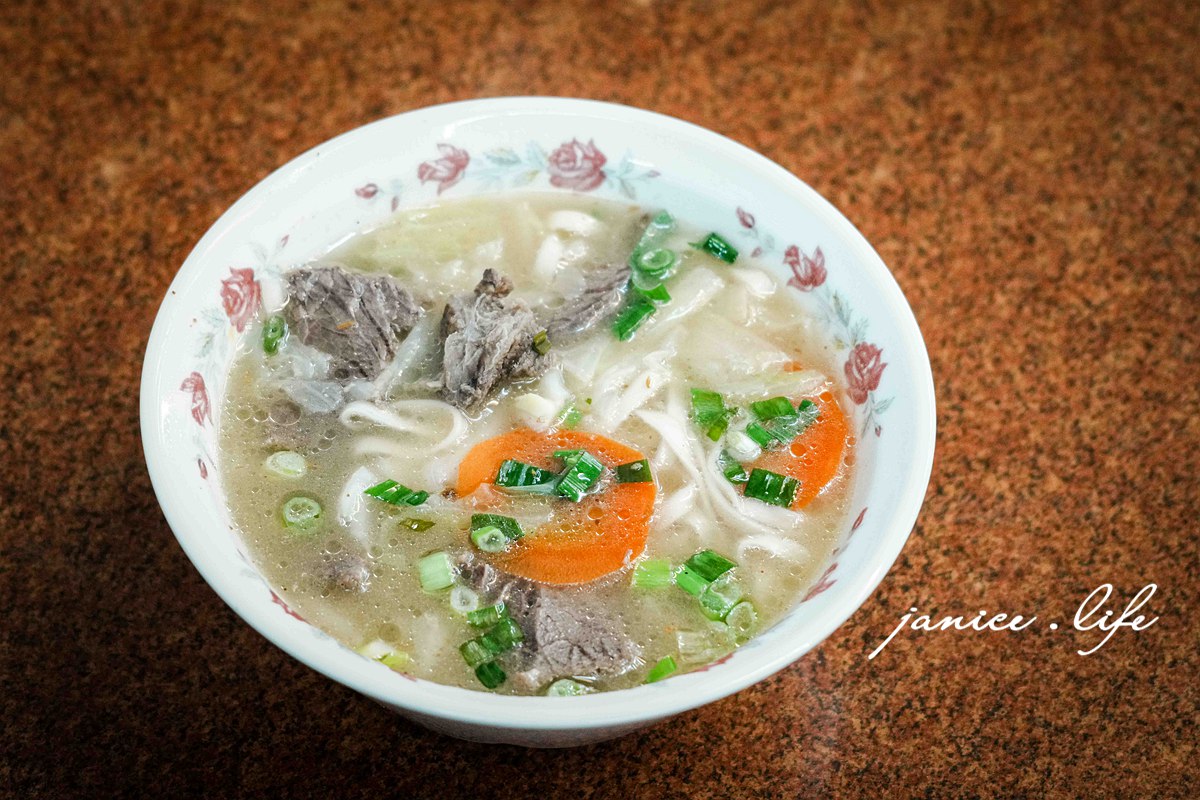 台東美食 台東市區美食餐廳推薦 台東旅遊 台東阿中牛肉湯 臺東縣台東市更生路539號 更生路美食 潔妮食旅生活 台東阿中牛肉湯菜單 溫體牛 魚冊 芥藍牛肉 醬燒牛肉 清燉牛肉麵