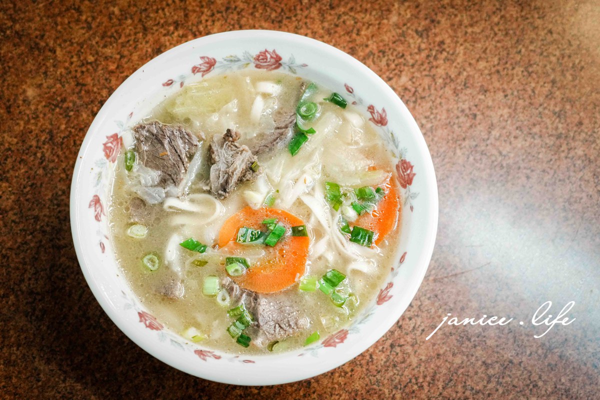 台東美食 台東市區美食餐廳推薦 台東旅遊 台東阿中牛肉湯 臺東縣台東市更生路539號 更生路美食 潔妮食旅生活 台東阿中牛肉湯菜單 溫體牛 魚冊 芥藍牛肉 醬燒牛肉 清燉牛肉麵