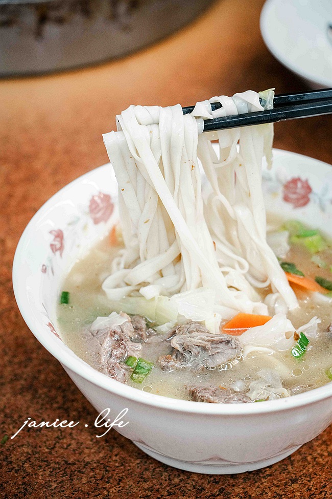 台東美食 台東市區美食餐廳推薦 台東旅遊 台東阿中牛肉湯 臺東縣台東市更生路539號 更生路美食 潔妮食旅生活 台東阿中牛肉湯菜單 溫體牛 魚冊 芥藍牛肉 醬燒牛肉 清燉牛肉麵