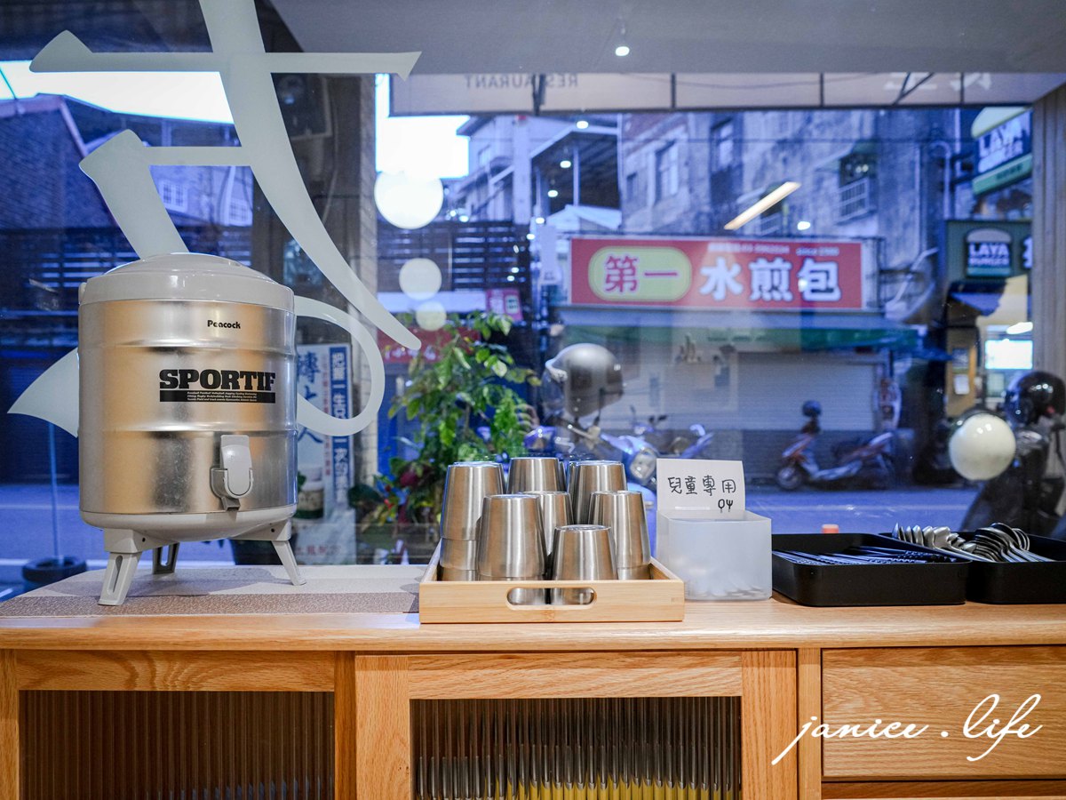 友艾食堂 新竹縣竹東鎮長春路一段310號一樓 新竹竹東美食餐廳推薦 友艾食堂菜單 友艾食堂咖哩飯 友艾食堂牛肉麵 新竹牛肉麵推薦 新竹咖哩飯 新竹旅遊 潔妮食旅生活 日式炸豬排咖哩飯套餐 獨家紅燒牛肉麵 自炒榨菜肉絲乾拌麵 紅茶