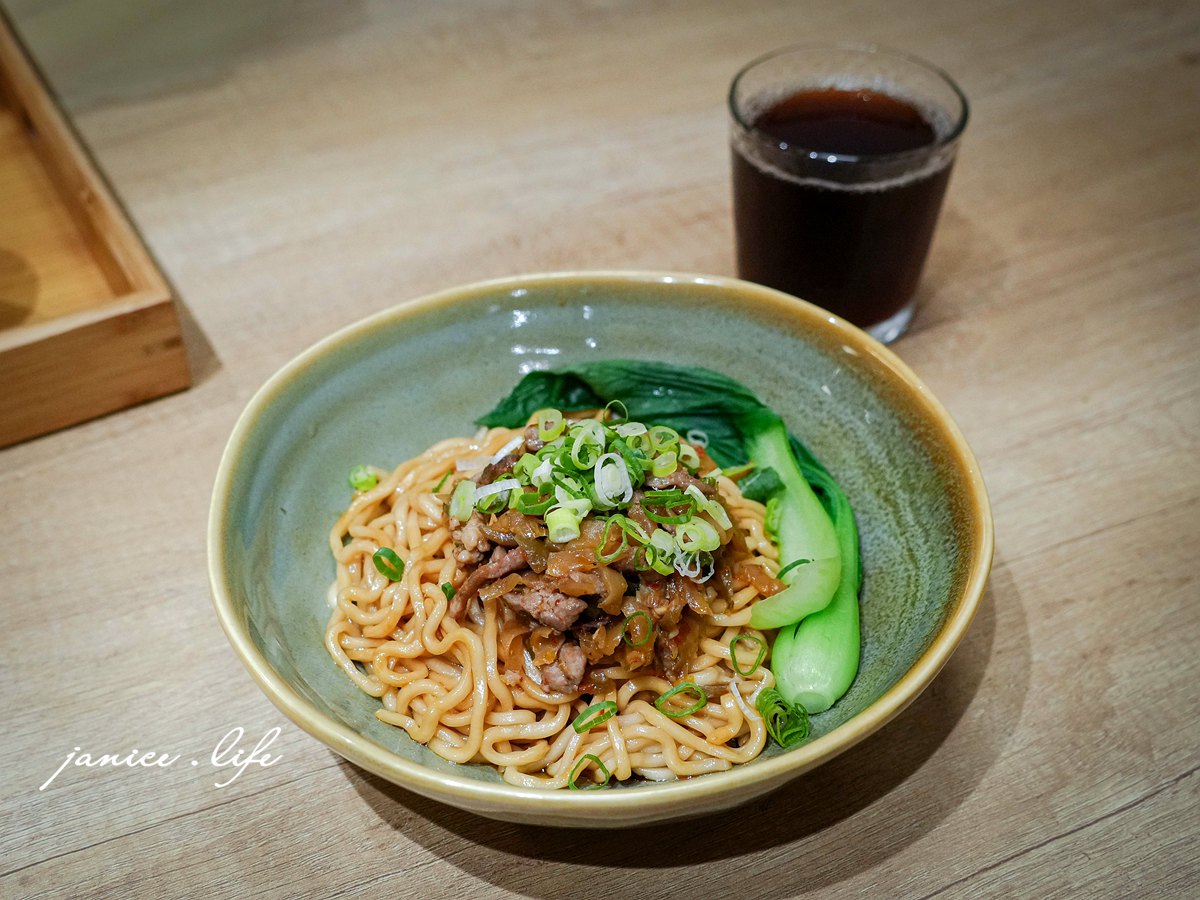 友艾食堂 新竹縣竹東鎮長春路一段310號一樓 新竹竹東美食餐廳推薦 友艾食堂菜單 友艾食堂咖哩飯 友艾食堂牛肉麵 新竹牛肉麵推薦 新竹咖哩飯 新竹旅遊 潔妮食旅生活 日式炸豬排咖哩飯套餐 獨家紅燒牛肉麵 自炒榨菜肉絲乾拌麵 紅茶