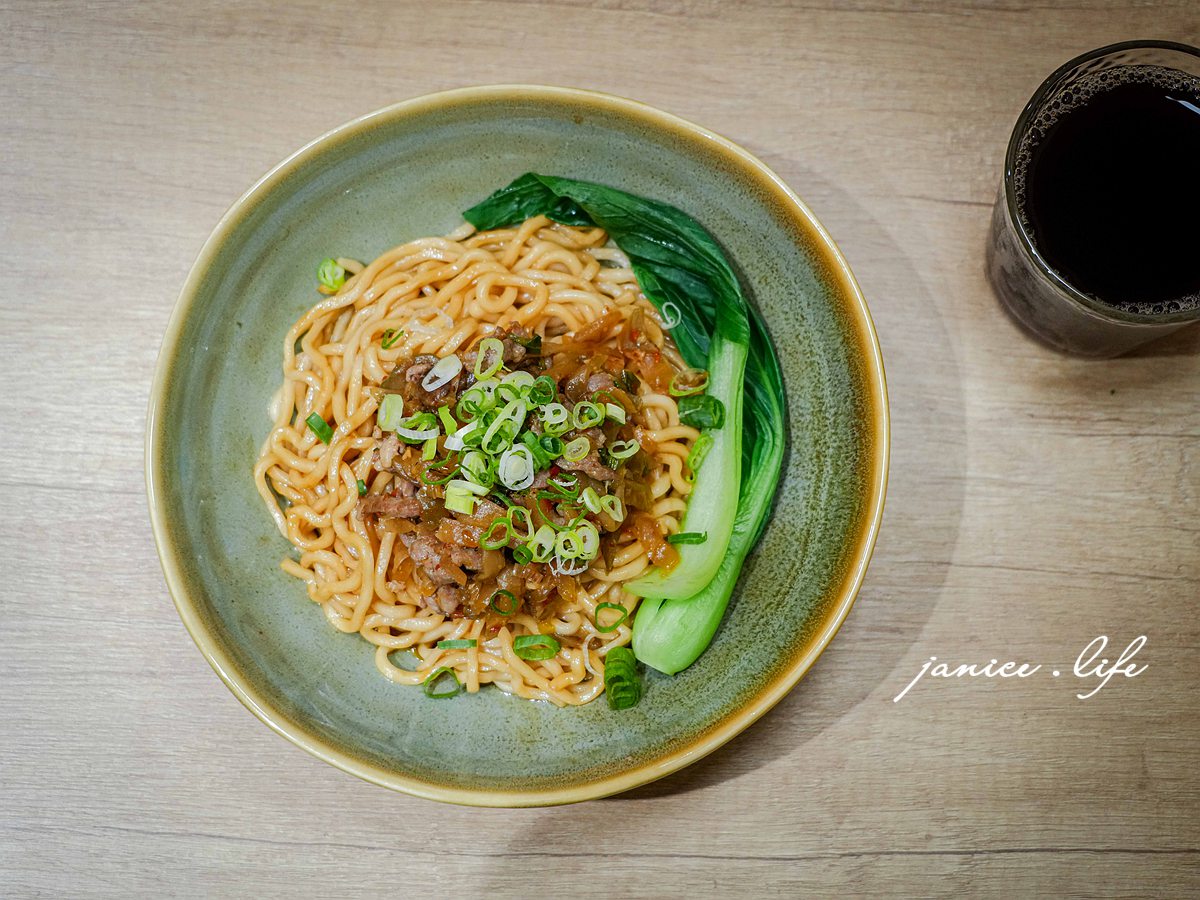 友艾食堂 新竹縣竹東鎮長春路一段310號一樓 新竹竹東美食餐廳推薦 友艾食堂菜單 友艾食堂咖哩飯 友艾食堂牛肉麵 新竹牛肉麵推薦 新竹咖哩飯 新竹旅遊 潔妮食旅生活 日式炸豬排咖哩飯套餐 獨家紅燒牛肉麵 自炒榨菜肉絲乾拌麵 紅茶