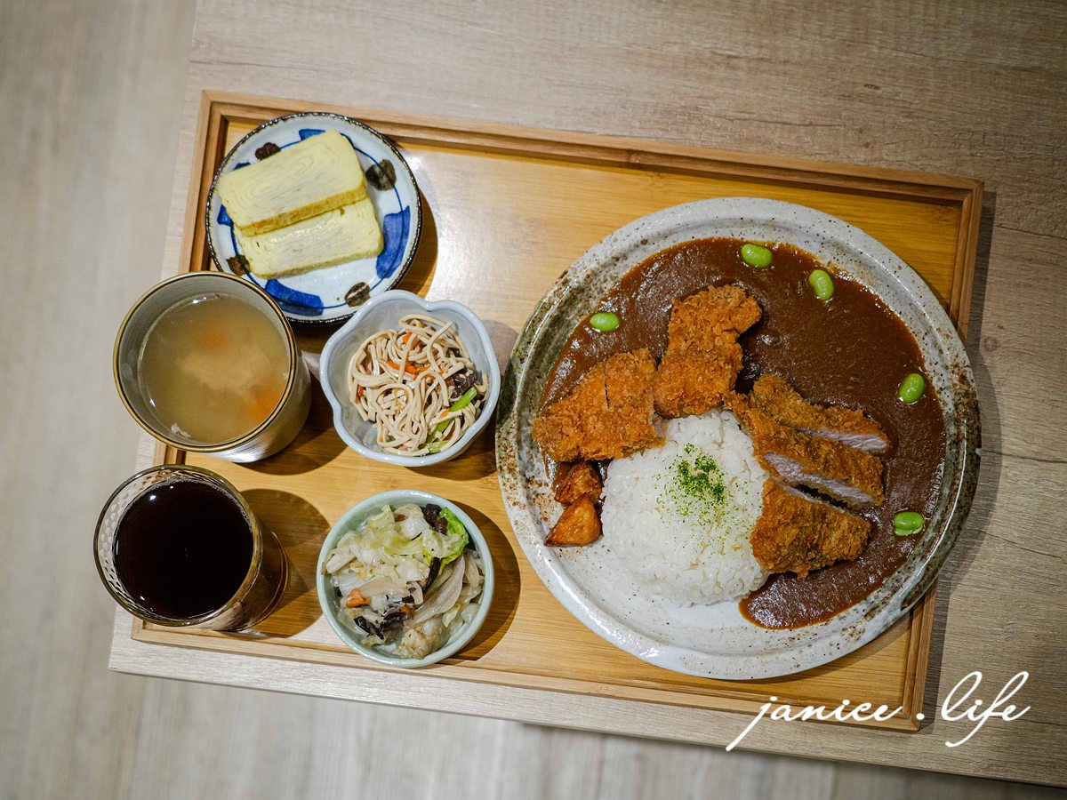 友艾食堂 新竹縣竹東鎮長春路一段310號一樓 新竹竹東美食餐廳推薦 友艾食堂菜單 友艾食堂咖哩飯 友艾食堂牛肉麵 新竹牛肉麵推薦 新竹咖哩飯 新竹旅遊 潔妮食旅生活 日式炸豬排咖哩飯套餐 獨家紅燒牛肉麵 自炒榨菜肉絲乾拌麵 紅茶