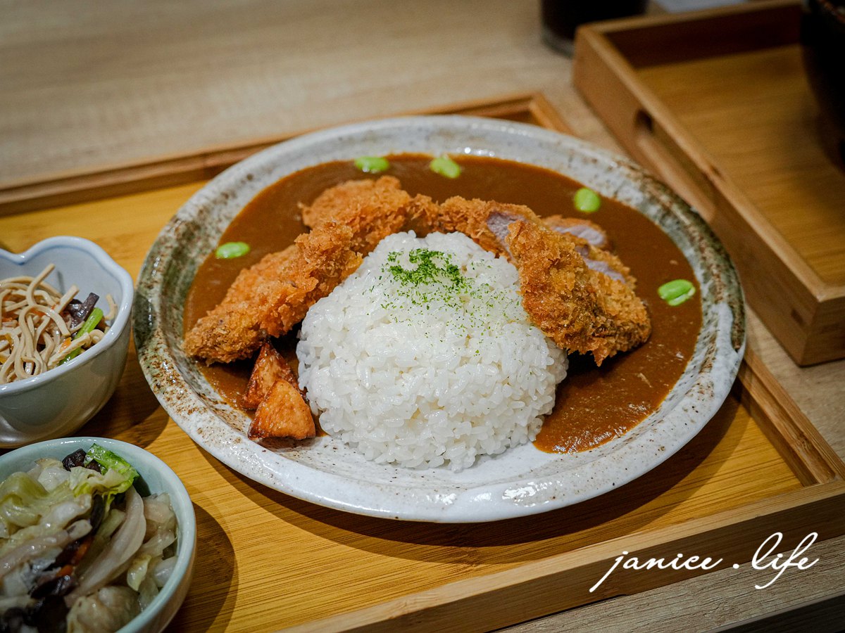 友艾食堂 新竹縣竹東鎮長春路一段310號一樓 新竹竹東美食餐廳推薦 友艾食堂菜單 友艾食堂咖哩飯 友艾食堂牛肉麵 新竹牛肉麵推薦 新竹咖哩飯 新竹旅遊 潔妮食旅生活 日式炸豬排咖哩飯套餐 獨家紅燒牛肉麵 自炒榨菜肉絲乾拌麵 紅茶