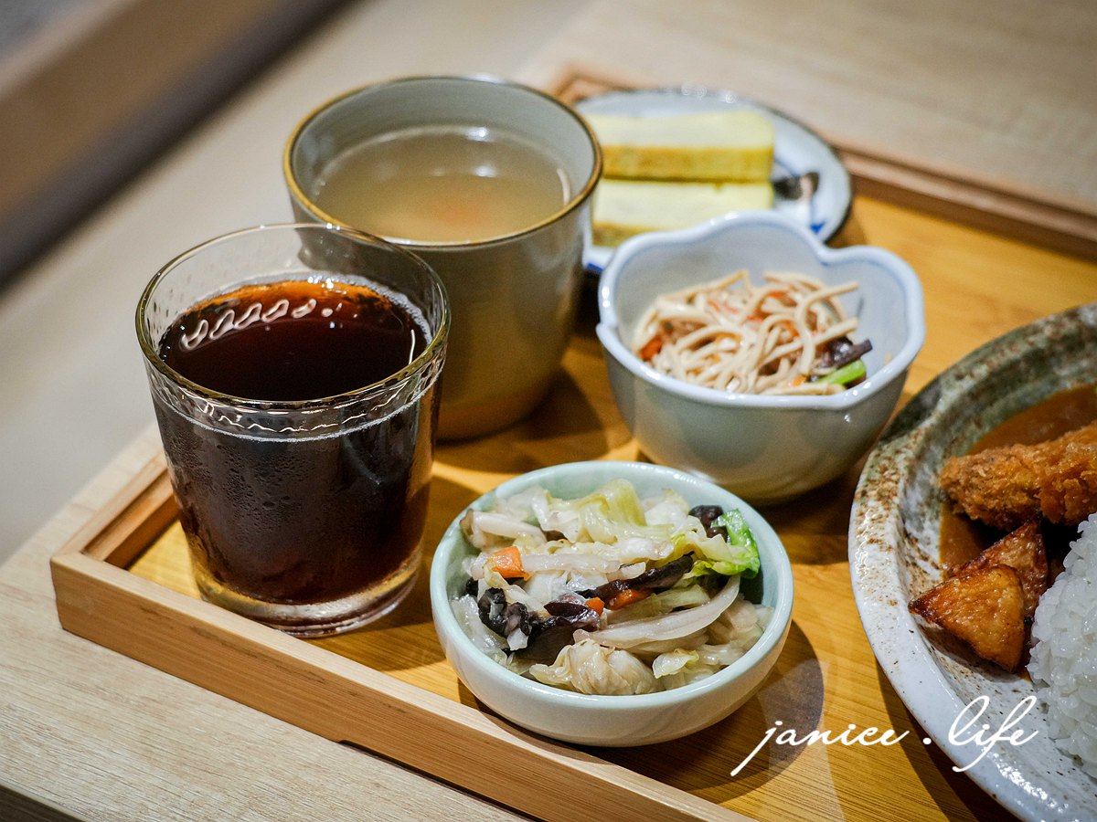 友艾食堂 新竹縣竹東鎮長春路一段310號一樓 新竹竹東美食餐廳推薦 友艾食堂菜單 友艾食堂咖哩飯 友艾食堂牛肉麵 新竹牛肉麵推薦 新竹咖哩飯 新竹旅遊 潔妮食旅生活 日式炸豬排咖哩飯套餐 獨家紅燒牛肉麵 自炒榨菜肉絲乾拌麵 紅茶