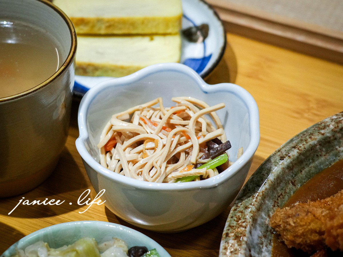 友艾食堂 新竹縣竹東鎮長春路一段310號一樓 新竹竹東美食餐廳推薦 友艾食堂菜單 友艾食堂咖哩飯 友艾食堂牛肉麵 新竹牛肉麵推薦 新竹咖哩飯 新竹旅遊 潔妮食旅生活 日式炸豬排咖哩飯套餐 獨家紅燒牛肉麵 自炒榨菜肉絲乾拌麵 紅茶