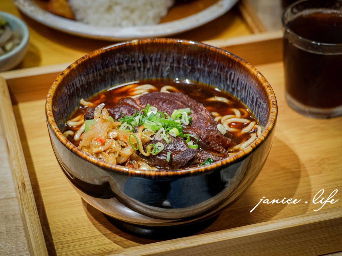 友艾食堂 新竹縣竹東鎮長春路一段310號一樓 新竹竹東美食餐廳推薦 友艾食堂菜單 友艾食堂咖哩飯 友艾食堂牛肉麵 新竹牛肉麵推薦 新竹咖哩飯 新竹旅遊 潔妮食旅生活 日式炸豬排咖哩飯套餐 獨家紅燒牛肉麵 自炒榨菜肉絲乾拌麵 紅茶