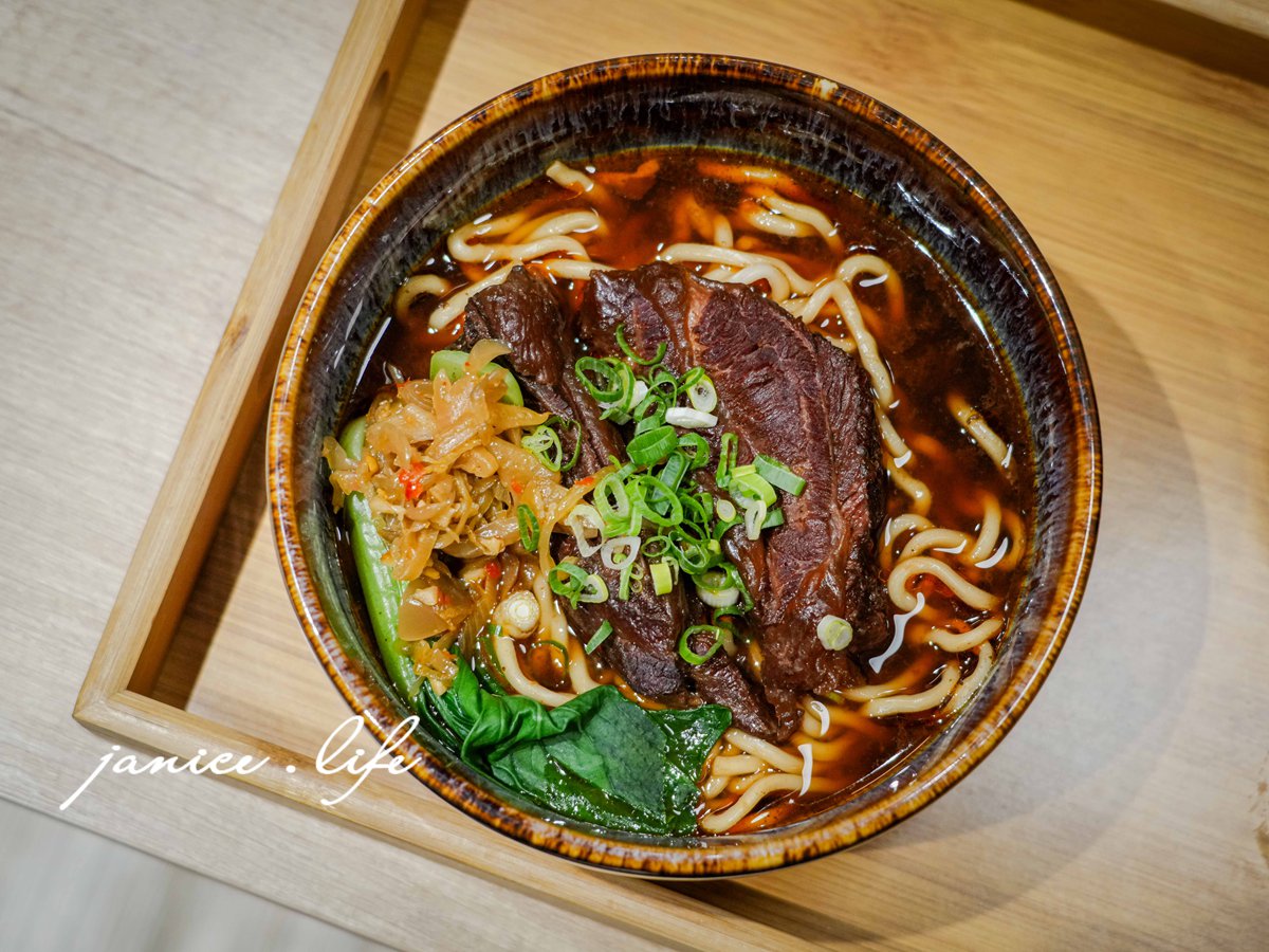 友艾食堂 新竹縣竹東鎮長春路一段310號一樓 新竹竹東美食餐廳推薦 友艾食堂菜單 友艾食堂咖哩飯 友艾食堂牛肉麵 新竹牛肉麵推薦 新竹咖哩飯 新竹旅遊 潔妮食旅生活 日式炸豬排咖哩飯套餐 獨家紅燒牛肉麵 自炒榨菜肉絲乾拌麵 紅茶