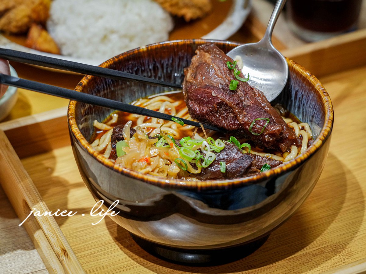 友艾食堂 新竹縣竹東鎮長春路一段310號一樓 新竹竹東美食餐廳推薦 友艾食堂菜單 友艾食堂咖哩飯 友艾食堂牛肉麵 新竹牛肉麵推薦 新竹咖哩飯 新竹旅遊 潔妮食旅生活 日式炸豬排咖哩飯套餐 獨家紅燒牛肉麵 自炒榨菜肉絲乾拌麵 紅茶