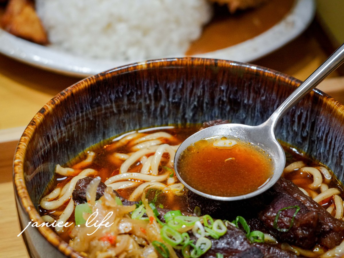 友艾食堂 新竹縣竹東鎮長春路一段310號一樓 新竹竹東美食餐廳推薦 友艾食堂菜單 友艾食堂咖哩飯 友艾食堂牛肉麵 新竹牛肉麵推薦 新竹咖哩飯 新竹旅遊 潔妮食旅生活 日式炸豬排咖哩飯套餐 獨家紅燒牛肉麵 自炒榨菜肉絲乾拌麵 紅茶