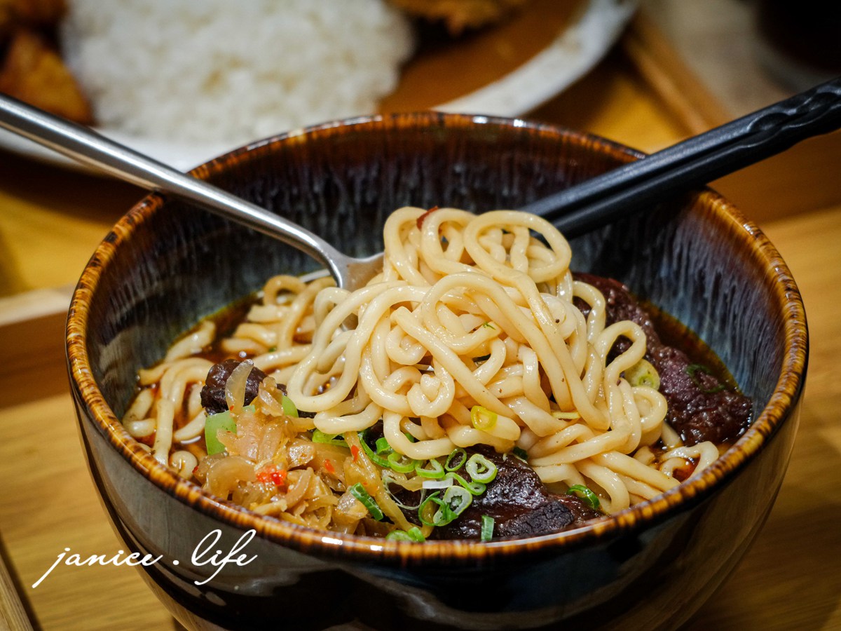 友艾食堂 新竹縣竹東鎮長春路一段310號一樓 新竹竹東美食餐廳推薦 友艾食堂菜單 友艾食堂咖哩飯 友艾食堂牛肉麵 新竹牛肉麵推薦 新竹咖哩飯 新竹旅遊 潔妮食旅生活 日式炸豬排咖哩飯套餐 獨家紅燒牛肉麵 自炒榨菜肉絲乾拌麵 紅茶