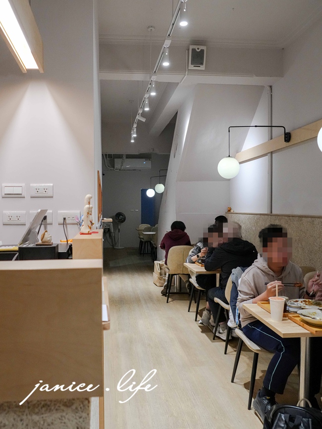 友艾食堂 新竹縣竹東鎮長春路一段310號一樓 新竹竹東美食餐廳推薦 友艾食堂菜單 友艾食堂咖哩飯 友艾食堂牛肉麵 新竹牛肉麵推薦 新竹咖哩飯 新竹旅遊 潔妮食旅生活 日式炸豬排咖哩飯套餐 獨家紅燒牛肉麵 自炒榨菜肉絲乾拌麵 紅茶