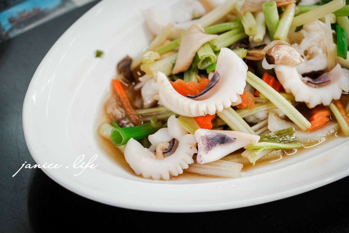 嘉義美食 黑皮海鮮餐廳 黑皮海鮮餐廳菜單 巨無霸海鮮肉圓 嘉義縣布袋鎮中山路43號 布袋港美食 布袋港餐廳推薦 潔妮食旅生活 嘉義美食 布袋美食 嘉義旅遊 嘉義景點 肉圓推薦