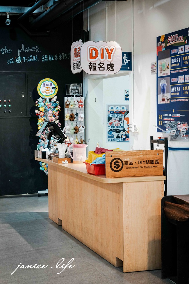 嘉義親子景點 冷研碳索館 嘉義縣鹿草鄉園區一路38號 室內景點推薦 嘉義室內景點 嘉義景點 觀光工廠推薦 嘉義觀光工廠 嘉義旅遊 親子旅遊 潔妮食旅生活 乾冰瀑布 泡泡樹 冷研碳索館交通 