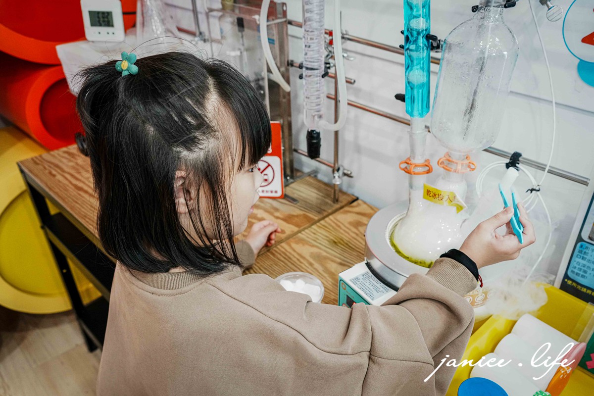 嘉義親子景點 冷研碳索館 嘉義縣鹿草鄉園區一路38號 室內景點推薦 嘉義室內景點 嘉義景點 觀光工廠推薦 嘉義觀光工廠 嘉義旅遊 親子旅遊 潔妮食旅生活 乾冰瀑布 泡泡樹 冷研碳索館交通