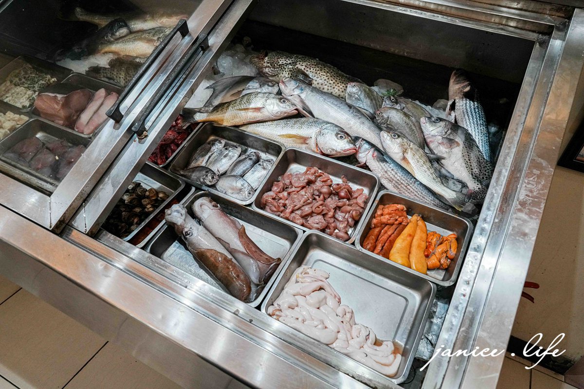 嘉義東石美食 嘉義美食 嘉義旅遊 嘉義東石旅遊 嘉義景點 樺榮海鮮餐廳 嘉義縣東石鄉第十鄰52-43號 053730612 潔妮食旅生活 樺榮海鮮餐廳位置 樺榮海鮮餐廳菜單 樺榮海鮮餐廳停車 鮮蚵炒麵線 日式炸小卷 厚切烏魚子 海魚料理