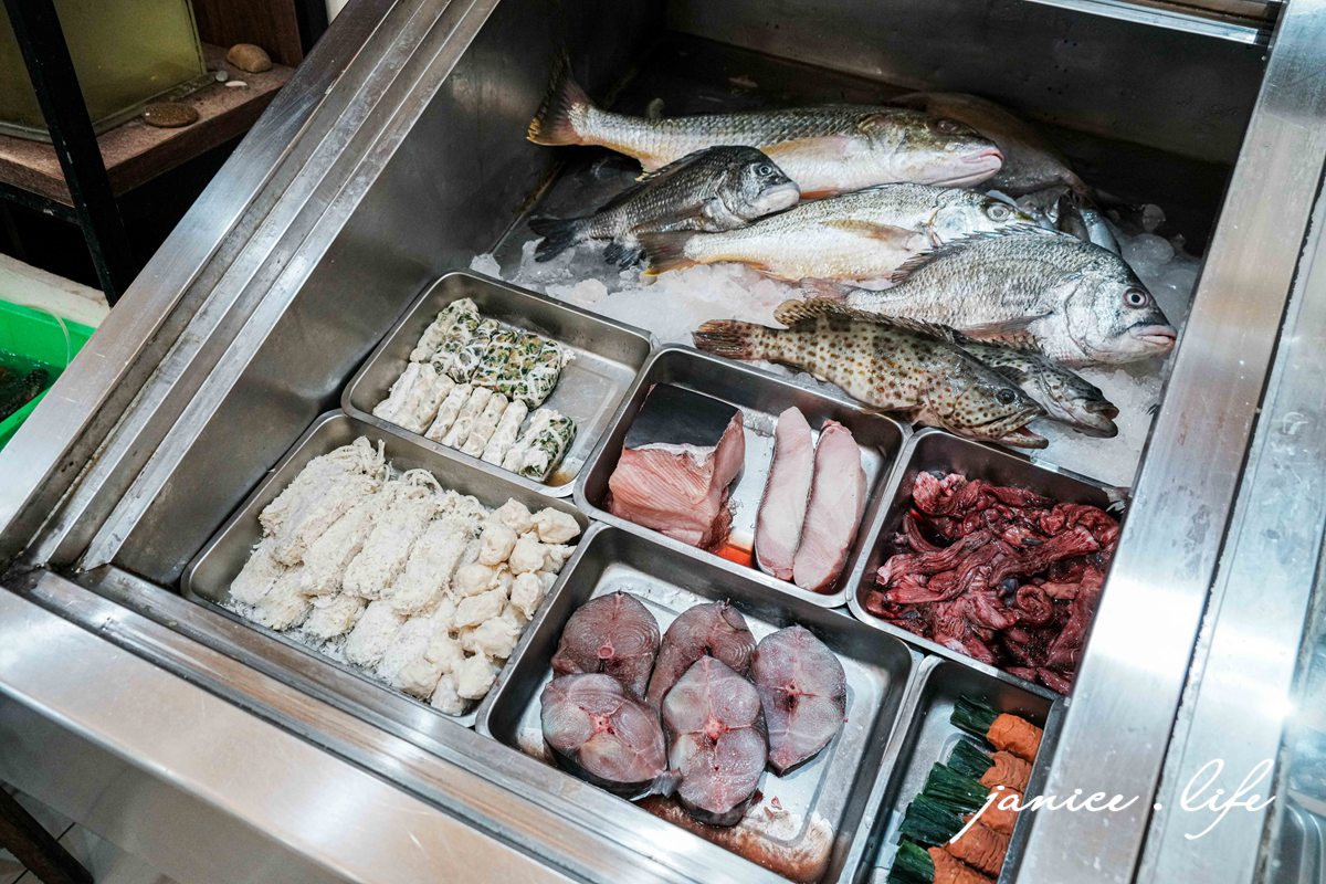 嘉義東石美食 嘉義美食 嘉義旅遊 嘉義東石旅遊 嘉義景點 樺榮海鮮餐廳 嘉義縣東石鄉第十鄰52-43號 053730612 潔妮食旅生活 樺榮海鮮餐廳位置 樺榮海鮮餐廳菜單 樺榮海鮮餐廳停車 鮮蚵炒麵線 日式炸小卷 厚切烏魚子 海魚料理