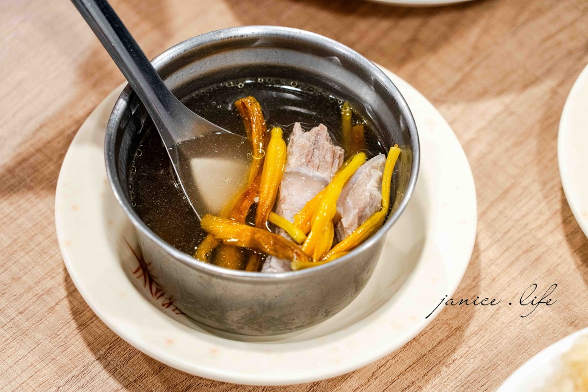 彰化員林美食|酥皮肉圓宗|用力推薦的酥皮系肉圓|料多實在的碗粿|香濃滋補龍骨髓湯 - 第26張圖 彰化員林美食 彰化美食推薦 員林美食推薦 酥皮肉圓宗 彰化縣員林市民生路64號 048330789 酥皮肉圓宗菜單 酥皮肉圓宗停車 彰化肉圓推薦 彰化碗粿推薦 龍骨髓湯 金針排骨 潔妮食旅生活 彰化旅遊 員林旅遊