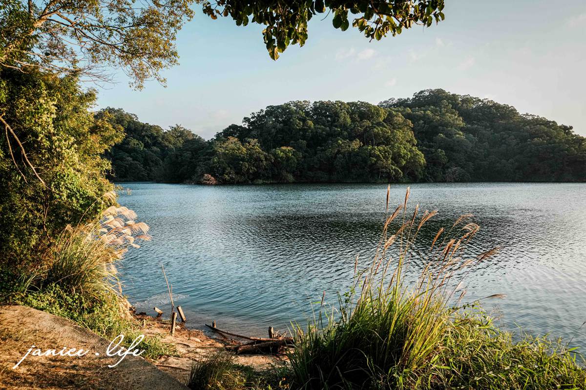 新竹寶山 新竹寶山旅遊 新竹寶山景點 沙湖壢咖啡館 漣漪書屋 寶山水庫 新竹縣寶山鄉山湖路63號 035760108 沙湖壢咖啡館菜單 沙湖壢咖啡館 停車 新竹旅遊 新竹景點 新竹美食 新竹咖啡館 百香果凍樂園 西西里咖啡 潔妮食旅生活 湖畔步道