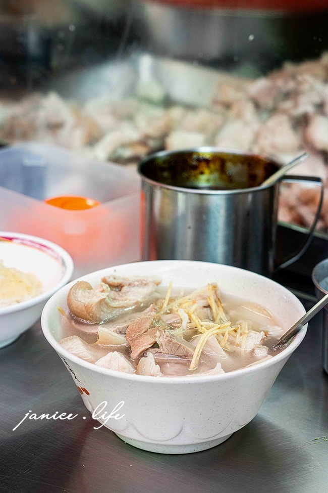 台北美食 許仔豬腳麵線 大同區美食 許仔豬腳麵線營業時間 慈聖宮美食慈聖宮豬腳 許仔豬腳麵線菜單 大稻埕美食 台北大同區 潔妮食旅生活 大稻埕慈聖宮必吃 路邊攤美食 臺北市大同區保安街49巷17號 清燉白湯豬腳 0952005739