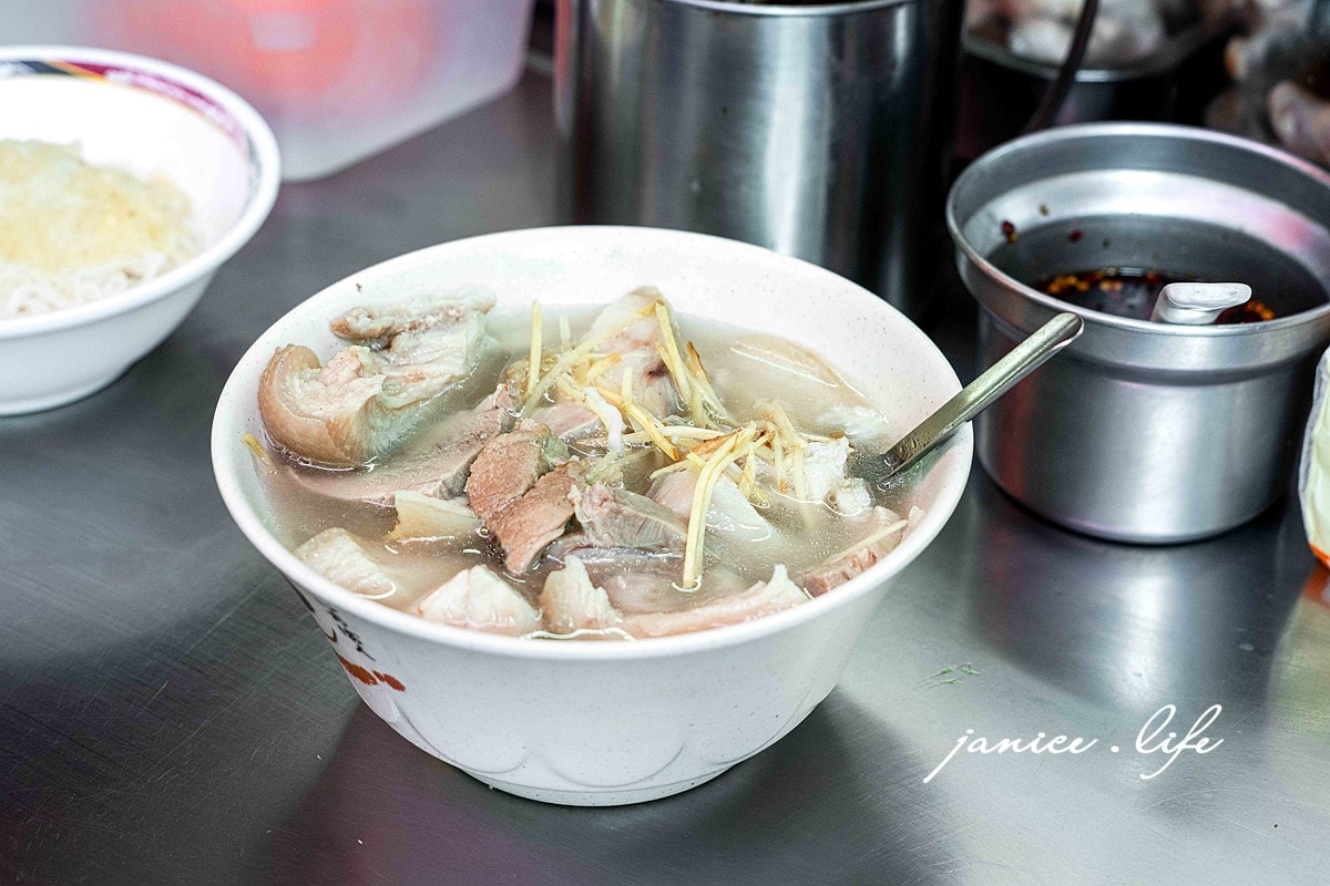台北美食 許仔豬腳麵線 大同區美食 許仔豬腳麵線營業時間 慈聖宮美食慈聖宮豬腳 許仔豬腳麵線菜單 大稻埕美食 台北大同區 潔妮食旅生活 大稻埕慈聖宮必吃 路邊攤美食 臺北市大同區保安街49巷17號 清燉白湯豬腳 0952005739