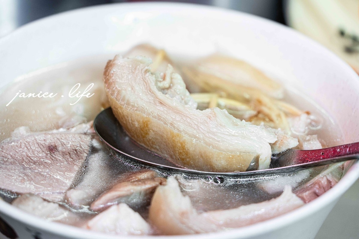 台北美食 許仔豬腳麵線 大同區美食 許仔豬腳麵線營業時間 慈聖宮美食慈聖宮豬腳 許仔豬腳麵線菜單 大稻埕美食 台北大同區 潔妮食旅生活 大稻埕慈聖宮必吃 路邊攤美食 臺北市大同區保安街49巷17號 清燉白湯豬腳 0952005739