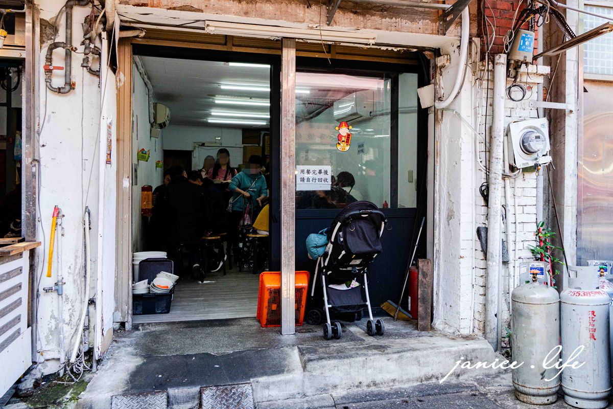 台北美食 許仔豬腳麵線 大同區美食 許仔豬腳麵線營業時間 慈聖宮美食慈聖宮豬腳 許仔豬腳麵線菜單 大稻埕美食 台北大同區 潔妮食旅生活 大稻埕慈聖宮必吃 路邊攤美食 臺北市大同區保安街49巷17號 清燉白湯豬腳 0952005739