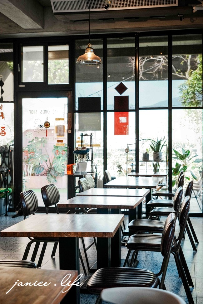 宜蘭礁溪 萬記商行 The One's Shop 宜蘭縣礁溪鄉興農路266-3號 礁溪美食 宜蘭咖啡館 貓咪咖啡 萬記商行菜單 宜蘭礁溪早午餐 宜蘭礁溪甜點 萬記商行停車 萬記商行低消 潔妮食旅生活 寵物友善