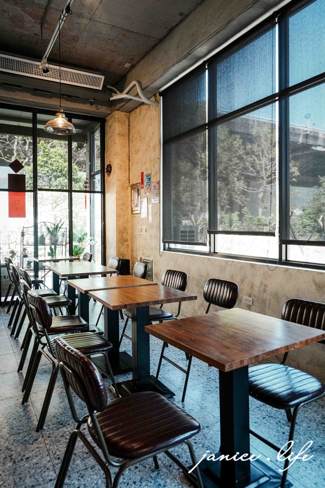 宜蘭礁溪 萬記商行 The One's Shop 宜蘭縣礁溪鄉興農路266-3號 礁溪美食 宜蘭咖啡館 貓咪咖啡 萬記商行菜單 宜蘭礁溪早午餐 宜蘭礁溪甜點 萬記商行停車 萬記商行低消 潔妮食旅生活 寵物友善