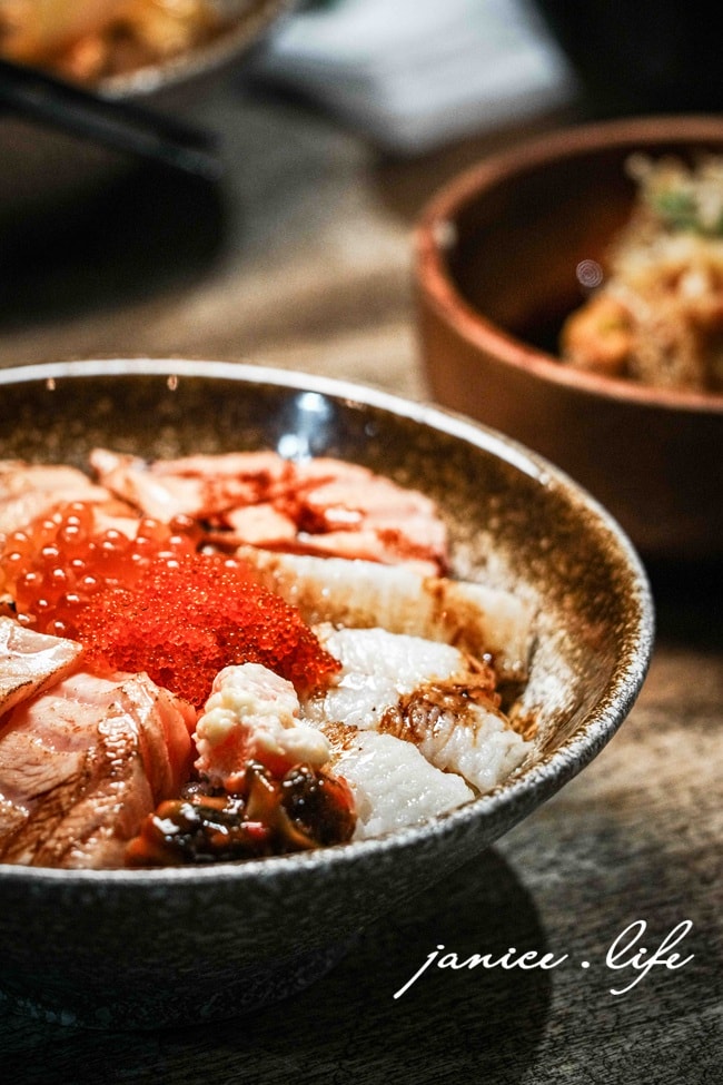 臺南麻豆美食|億禾屋日本料理|藏身二樓的精緻和食|定食.新鮮生魚片|聚會聚餐最佳地點 - 第26張圖 臺南麻豆美食 億禾屋日本料理 麻豆美食推薦 臺南麻豆必吃 麻豆日本料理 億禾屋日本料理菜單 億禾屋日本料理停車 日本料理 定食 生魚片 潔妮食旅生活 台南旅遊 台南麻豆聚會聚餐餐廳推薦 炙燒鮭魚比目魚丼