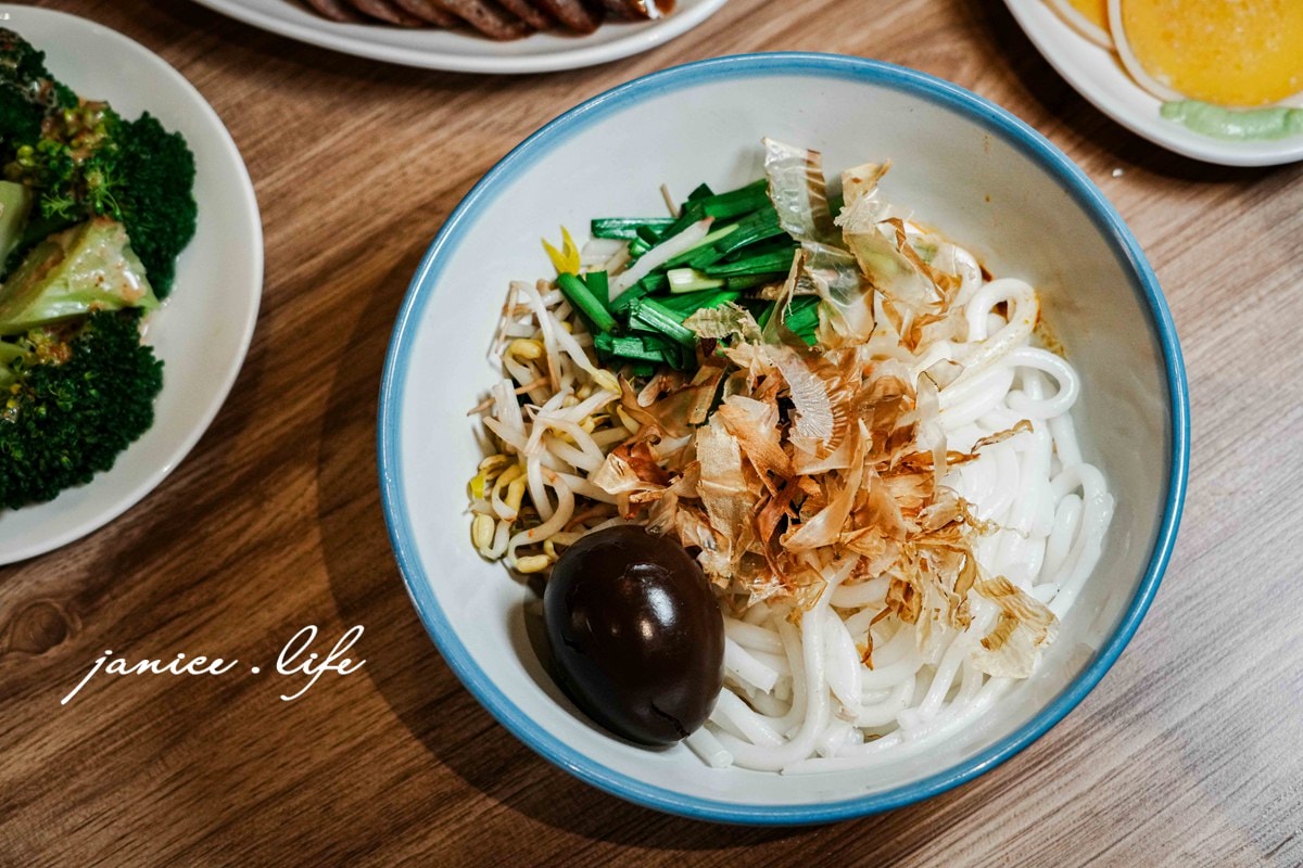 台東美食 老東台米台目 台東米台目 台東小吃 台東必吃 老東台米台目菜單 老東台米台目評價 老東台米台目附近停車 老東台米台目營業時間 台東市區美食 台東熱氣球美食 台東在地人推薦 老東台米台目菜色 老東台米台目店內空間 潔妮食旅生活 台東旅遊 麻辣乾拌米苔目 茶滷蛋