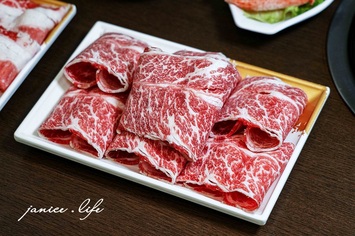 鐵木真麻辣鴛鴦火鍋 桃園市桃園區經國路254號 鐵木真麻辣鴛鴦火鍋停車 鐵木真麻辣鴛鴦火鍋位置 鐵木真麻辣鴛鴦火鍋菜單 桃園火鍋 桃園麻辣鍋 桃園麻辣鍋 桃園火鍋推薦 鴛鴦火鍋推薦 傳統麻辣鍋吃法 麻辣鍋老油條 鴨血豆腐吃到飽 桃園經國路美食 桃園聚餐餐廳推薦 潔妮食旅生活