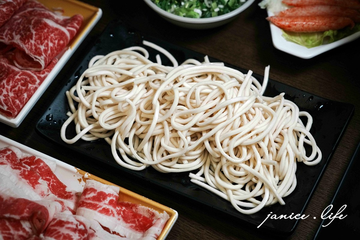 鐵木真麻辣鴛鴦火鍋 桃園市桃園區經國路254號 鐵木真麻辣鴛鴦火鍋停車 鐵木真麻辣鴛鴦火鍋位置 鐵木真麻辣鴛鴦火鍋菜單 桃園火鍋 桃園麻辣鍋 桃園麻辣鍋 桃園火鍋推薦 鴛鴦火鍋推薦 傳統麻辣鍋吃法 麻辣鍋老油條 鴨血豆腐吃到飽 桃園經國路美食 桃園聚餐餐廳推薦 潔妮食旅生活