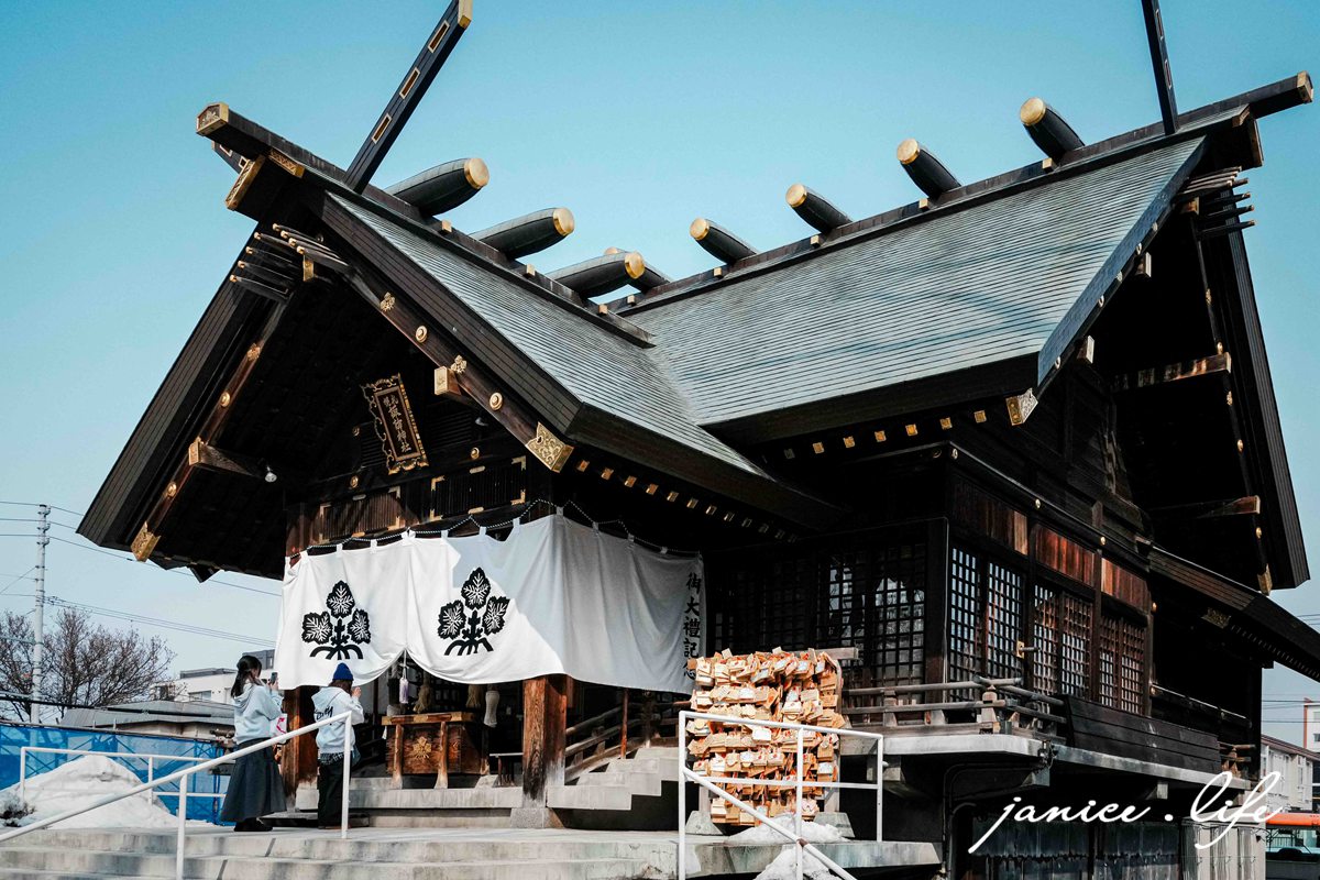 札幌景點 札幌諏訪神社 花手水 御朱印 札幌市東区北12条東1丁目1番10号 山雀御守 蕾絲御守 諏訪神社交通 潔妮食旅生活 北海道旅遊 北海道景點 北海道札幌旅遊 北海道神社 日本旅遊 