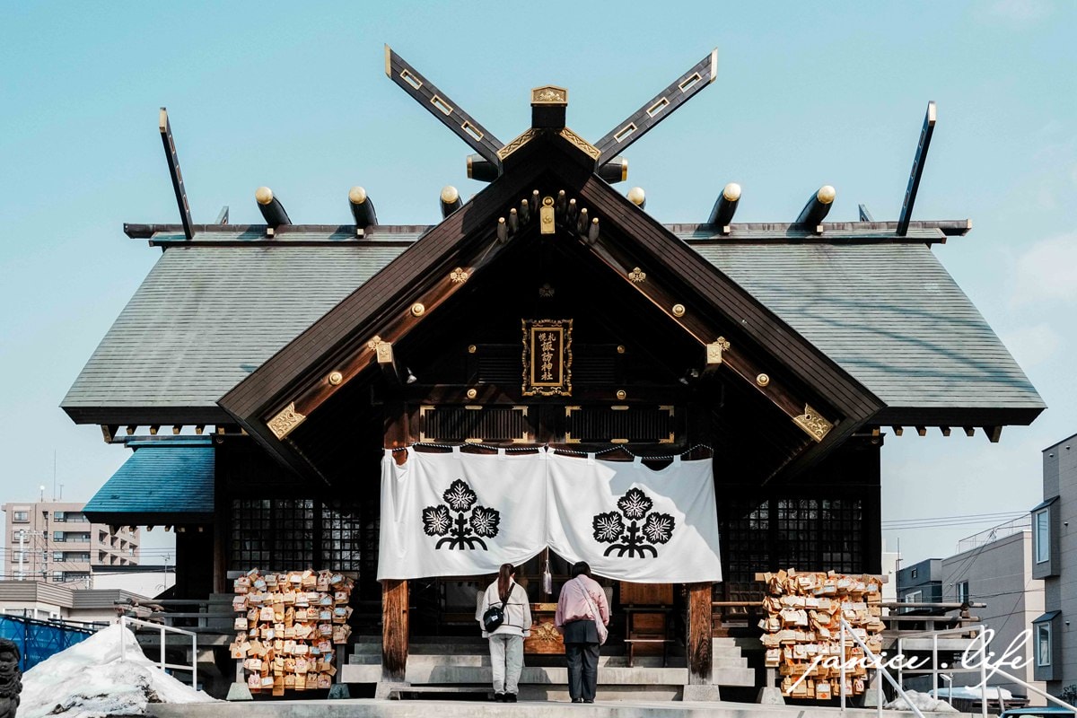 札幌景點 札幌諏訪神社 花手水 御朱印 札幌市東区北12条東1丁目1番10号 山雀御守 蕾絲御守 諏訪神社交通 潔妮食旅生活 北海道旅遊 北海道景點 北海道札幌旅遊 北海道神社 日本旅遊 