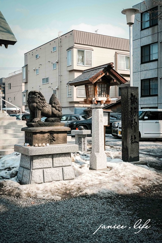 北海道|札幌諏訪神社|超美繽紛花手水.必買山雀御守與蕾絲御守.季節特色御朱印 - 第10張圖 札幌景點 札幌諏訪神社 花手水 御朱印 札幌市東区北12条東1丁目1番10号 山雀御守 蕾絲御守 諏訪神社交通 潔妮食旅生活 北海道旅遊 北海道景點 北海道札幌旅遊 北海道神社 日本旅遊