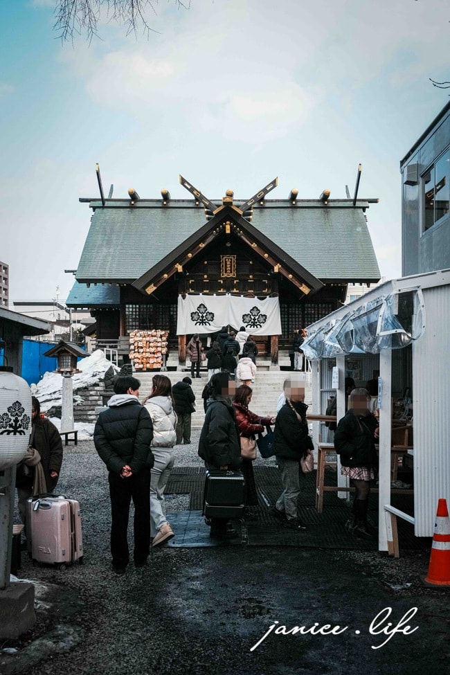 北海道|札幌諏訪神社|超美繽紛花手水.必買山雀御守與蕾絲御守.季節特色御朱印 - 第31張圖 札幌景點 札幌諏訪神社 花手水 御朱印 札幌市東区北12条東1丁目1番10号 山雀御守 蕾絲御守 諏訪神社交通 潔妮食旅生活 北海道旅遊 北海道景點 北海道札幌旅遊 北海道神社 日本旅遊