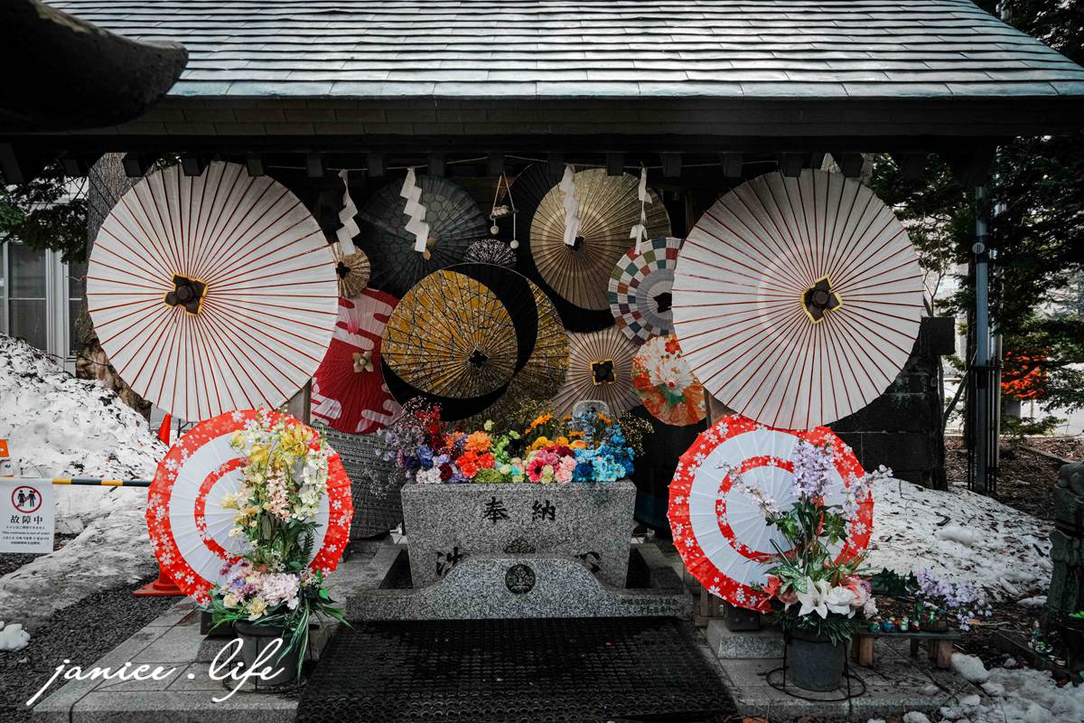 札幌景點 札幌諏訪神社 花手水 御朱印 札幌市東区北12条東1丁目1番10号 山雀御守 蕾絲御守 諏訪神社交通 潔妮食旅生活 北海道旅遊 北海道景點 北海道札幌旅遊 北海道神社 日本旅遊 