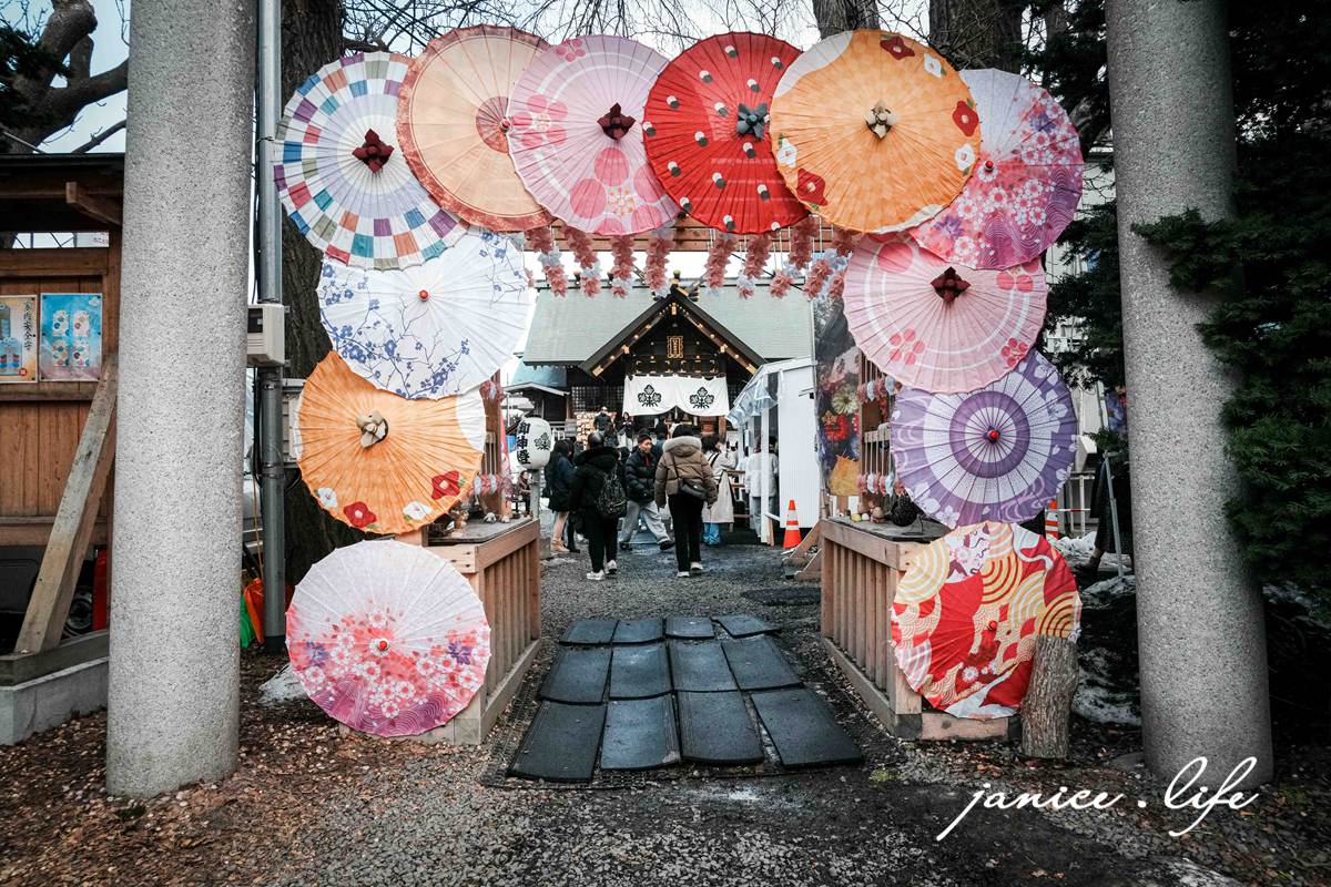 北海道|札幌諏訪神社|超美繽紛花手水.必買山雀御守與蕾絲御守.季節特色御朱印 - 第7張圖 札幌景點 札幌諏訪神社 花手水 御朱印 札幌市東区北12条東1丁目1番10号 山雀御守 蕾絲御守 諏訪神社交通 潔妮食旅生活 北海道旅遊 北海道景點 北海道札幌旅遊 北海道神社 日本旅遊