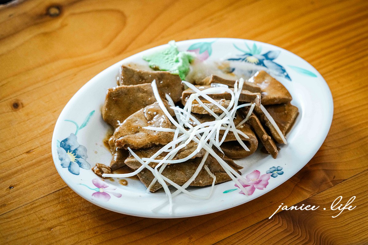嘉義美食|正統火雞肉飯|鮮嫩多汁火雞肉片飯|大雅路上的低調實力派 - 第9張圖 嘉義美食 正統火雞肉飯 嘉義市東區蘭潭里大雅路二段591號 嘉義火雞肉飯 嘉義火雞肉片飯 涼拌豬肝 苦瓜沙拉 蒜泥粉腸 正統火雞肉飯菜單 嘉義火雞肉飯 嘉義東區美食 潔妮食旅生活 嘉義旅遊 500碗全台小吃新指南