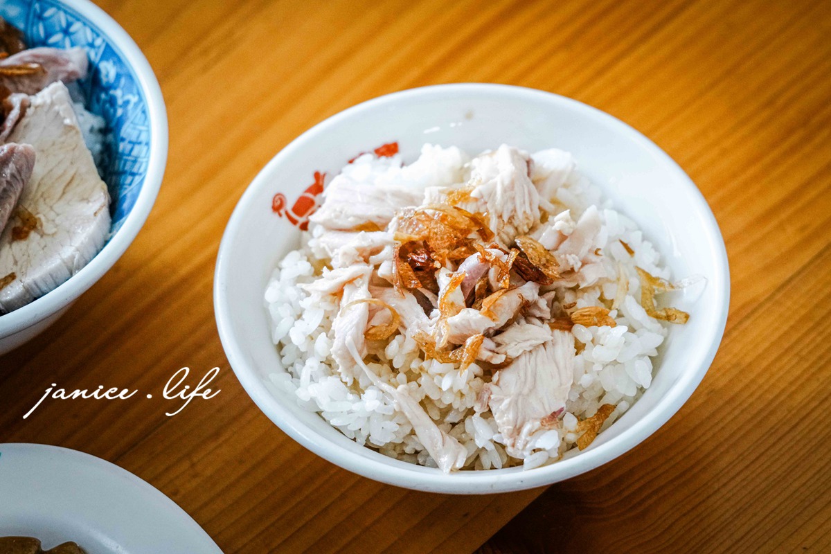 嘉義美食 正統火雞肉飯 嘉義市東區蘭潭里大雅路二段591號 嘉義火雞肉飯 嘉義火雞肉片飯 涼拌豬肝 苦瓜沙拉 蒜泥粉腸 正統火雞肉飯菜單 嘉義火雞肉飯 嘉義東區美食 潔妮食旅生活 嘉義旅遊 500碗全台小吃新指南