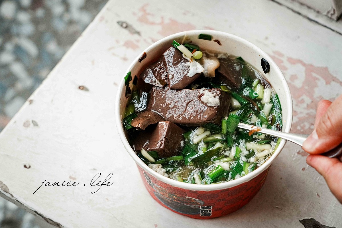 台東美食|金香玉臭豆腐|外酥內嫩.自製爽口泡菜.料滿滿豬血湯|台東宵夜好選擇營業到1點半 - 第9張圖 台東美食 台東在地小吃 金香玉臭豆腐 大口吃臭豆腐 小口吃臭豆腐 豬血湯 台東消夜 台東宵夜 金香玉臭豆腐菜單 台東旅遊 台東臭豆腐 潔妮食旅生活 臺東縣臺東市更生路590號