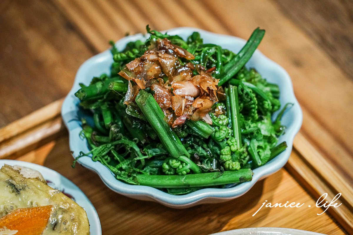 台東美食|橋 chiao|隱身老宅的溫暖家常料理.感受台東的慢靈魂 - 第20張圖 臺東縣台東市美食 臺東市區必吃餐廳 橋chiao 臺東縣台東市浙江路12號華陀神醫 老宅文青風餐廳 橋chiao位置 橋chiao菜單 橋chiao停車 潔妮食旅生活 台東旅遊 台東老屋餐廳 洛神香煎腿排 長濱月桃海鹽炙燒牛肉飯 刺蔥豆乳豬 雞蛋布丁