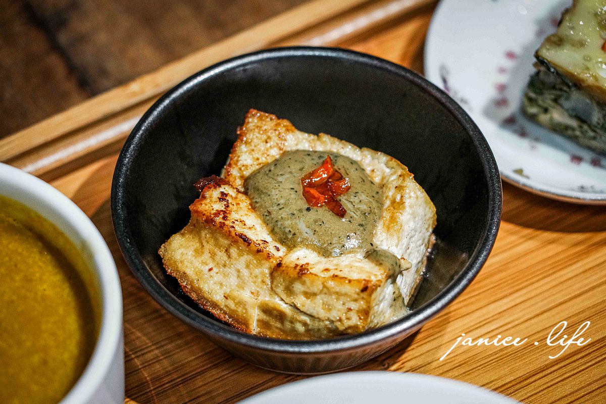 台東美食|橋 chiao|隱身老宅的溫暖家常料理.感受台東的慢靈魂 - 第23張圖 臺東縣台東市美食 臺東市區必吃餐廳 橋chiao 臺東縣台東市浙江路12號華陀神醫 老宅文青風餐廳 橋chiao位置 橋chiao菜單 橋chiao停車 潔妮食旅生活 台東旅遊 台東老屋餐廳 洛神香煎腿排 長濱月桃海鹽炙燒牛肉飯 刺蔥豆乳豬 雞蛋布丁